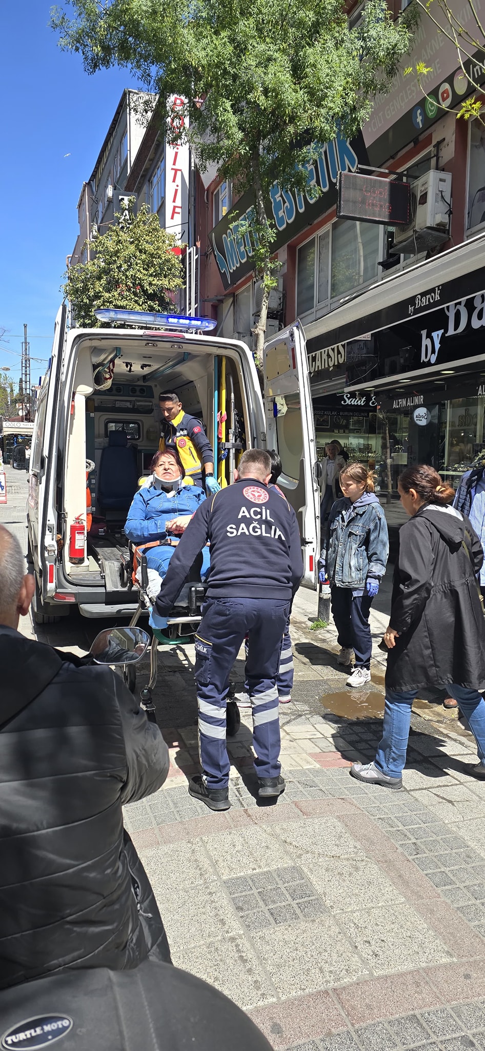 Bakırköy Halkçı Sokak’ta Yolun Bozukluğu Yaşlı Kadını Düşürdü, Hastaneye Kaldırıldı
