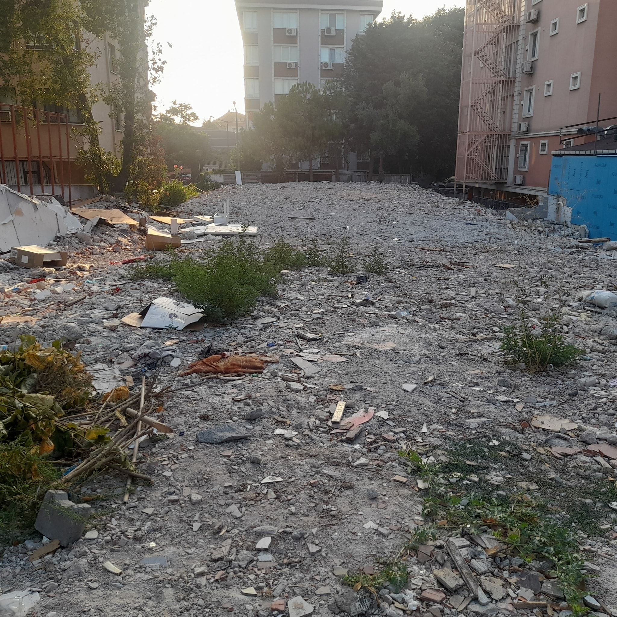 Bakırköy İncirli Caddesi’nde Tehlike: Yıkılan Binalar Emniyet Altına Alınmıyor