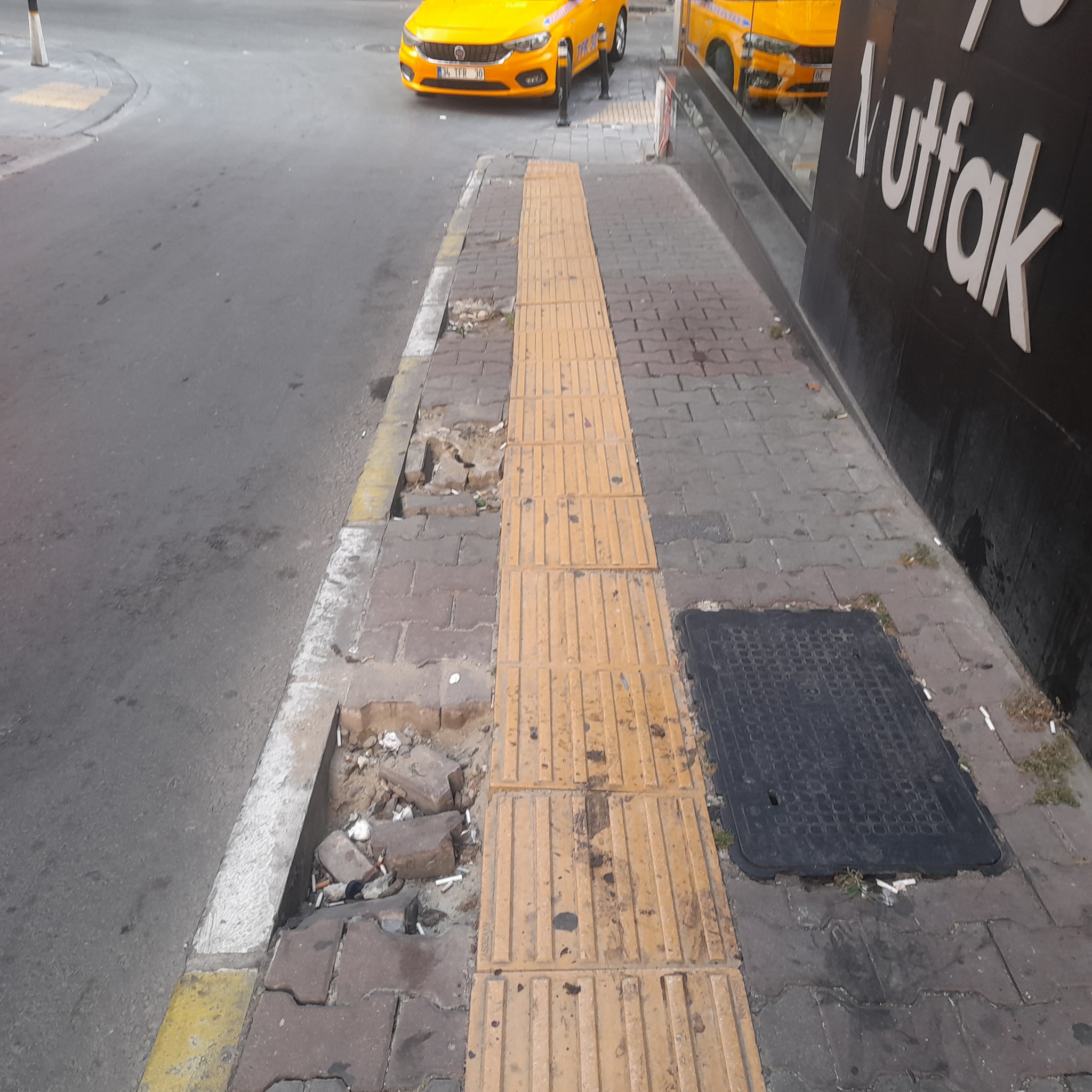 Bakırköy Sokaklarında Yaya Güvenliği Alarm Veriyor: Belediye Harekete Geçmeli