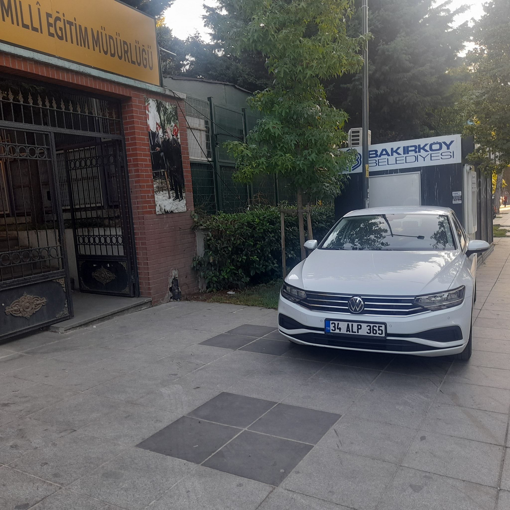 Eğitimcilerden Beklenen Örnek Davranış: Yaya Yoluna Araç Parkı Kabul Edilemez