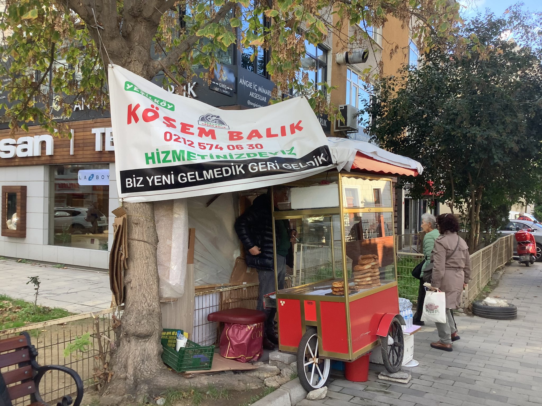 Yeşilköy’de Arabada Satış ve İzinsiz Reklam Afişleri: Bakırköy Belediyesi Zabıtasına Çağrı