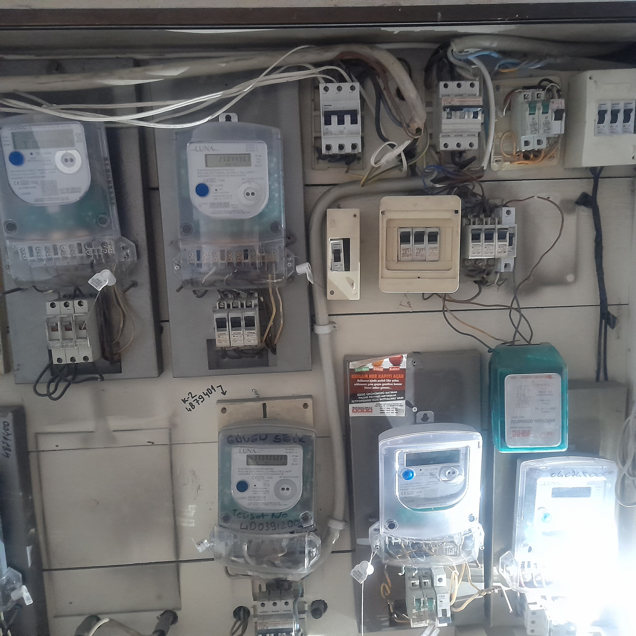 Binalarımızın Girişindeki Elektrik Dağılım Görüntüsü Yetkilileri Rahatsız Etmiyor mu?