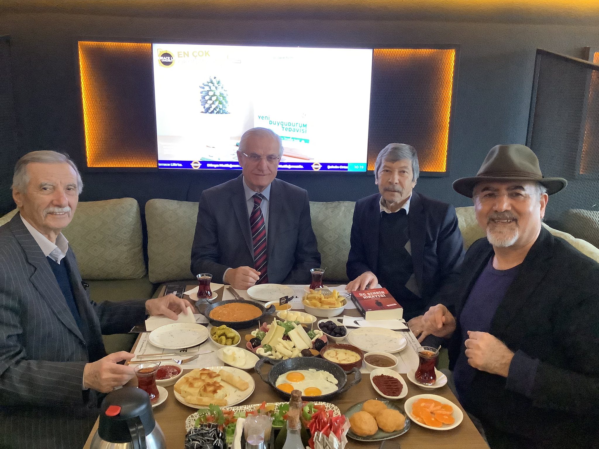 Bakırköy Teras Cafe’de Yazarlar Kahvaltıda Buluştu