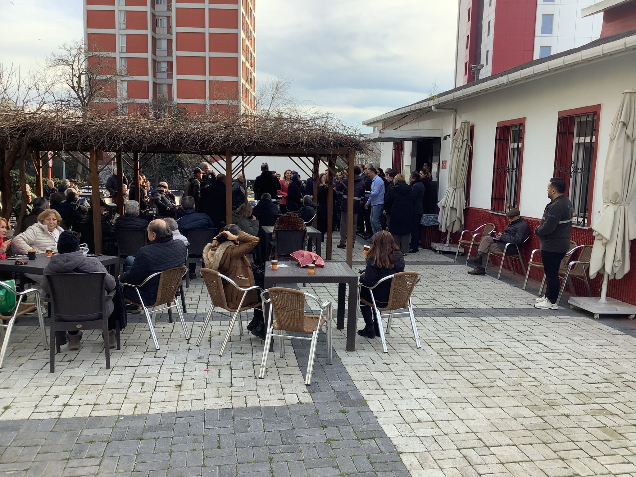 Bakırköy Belediye Başkanı ve Yardımcıları Demokrasi Parkı ve Cumhuriyet Evi’nde Eğlenirken Aksayan Hizmetler