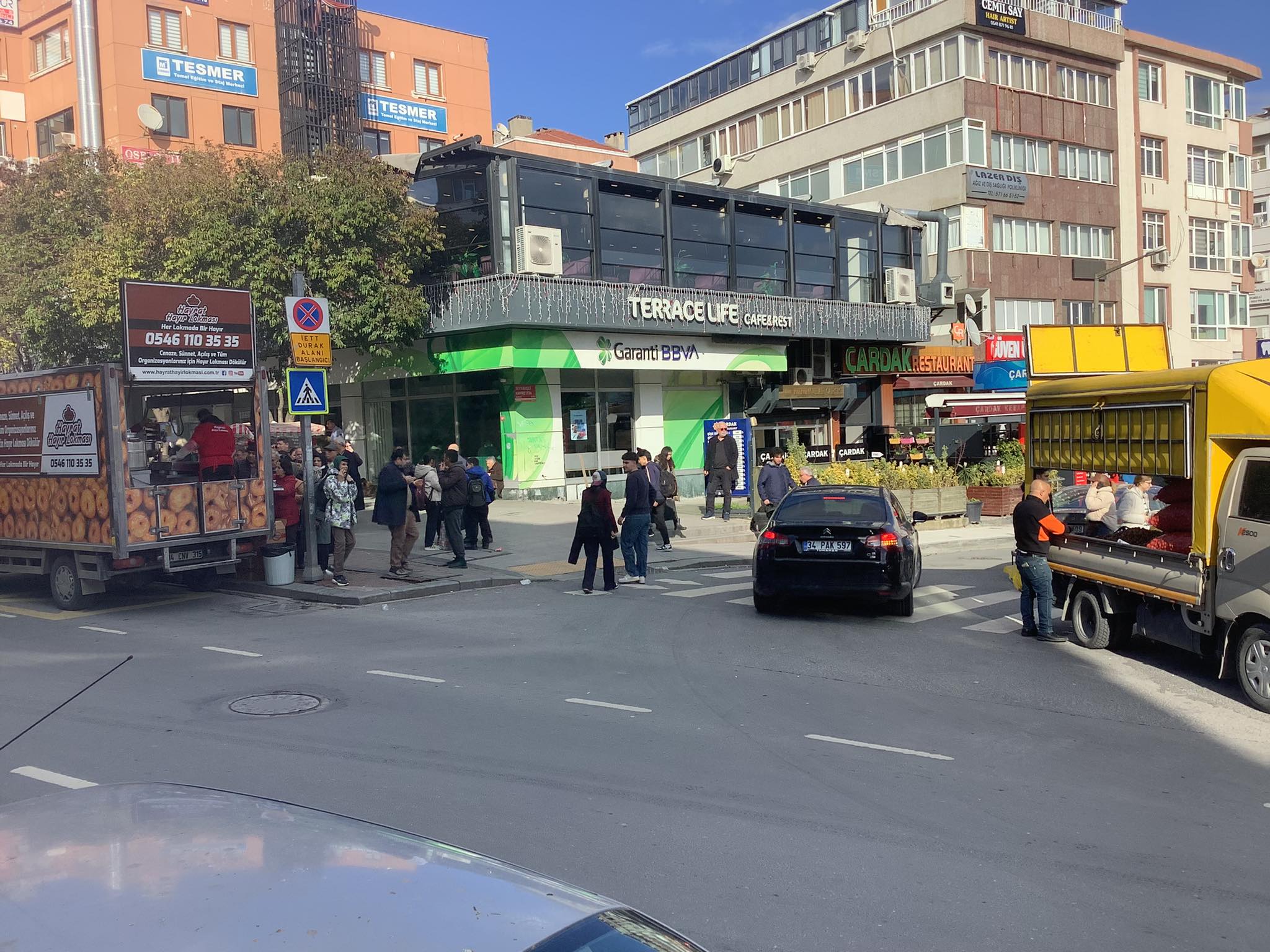 İncirli Caddesi’nde Seyyar Satıcılar  Ve Hayır Lokmacı Trafiği Engelliyor, Zabıta Yanından Geçiyor