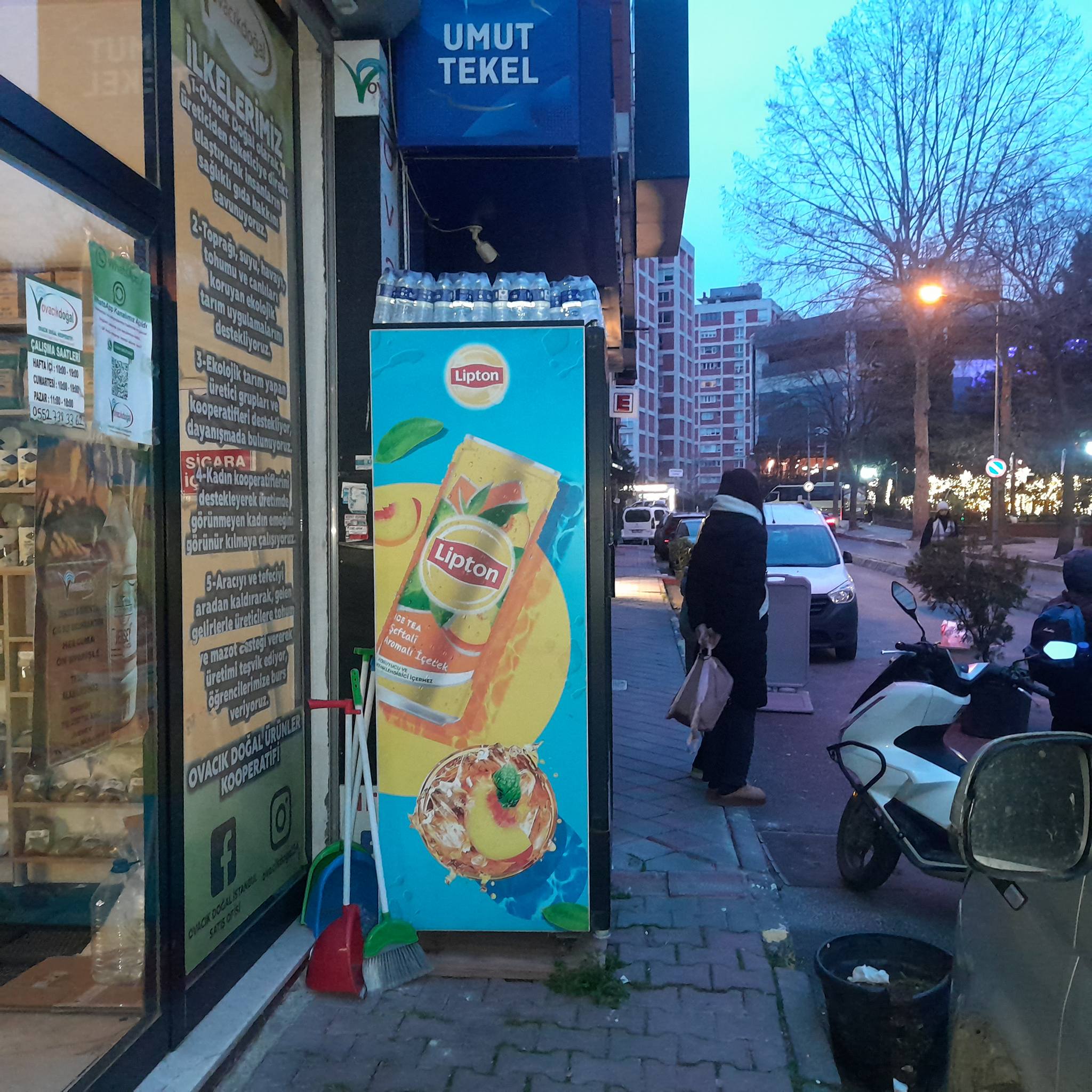 Bakırköy’de Zabıtalar Yaya Yolu İşgallerini Görmüyor mu?