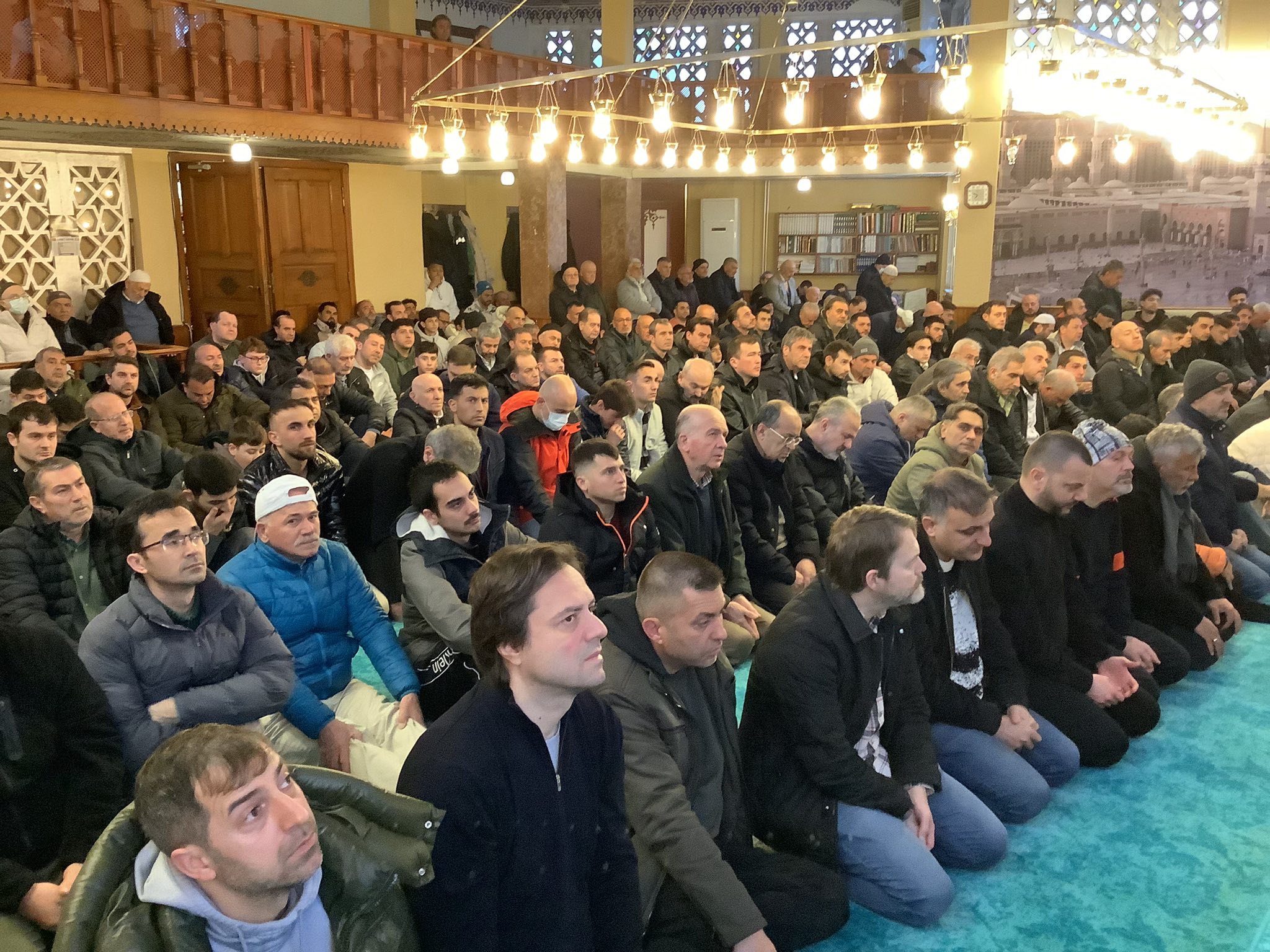 Yeşilköy Bezmi Âlem Camii Hocası Tevfik Çelik’ten: Bayramı Bayram Havasında Yaşayalım