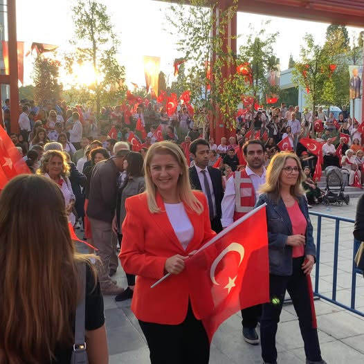 Bakırköy Belediye Başkanı, İşçisiyle El Ele 1 Mayıs’ı Karanfillerle Kutlasaydı…