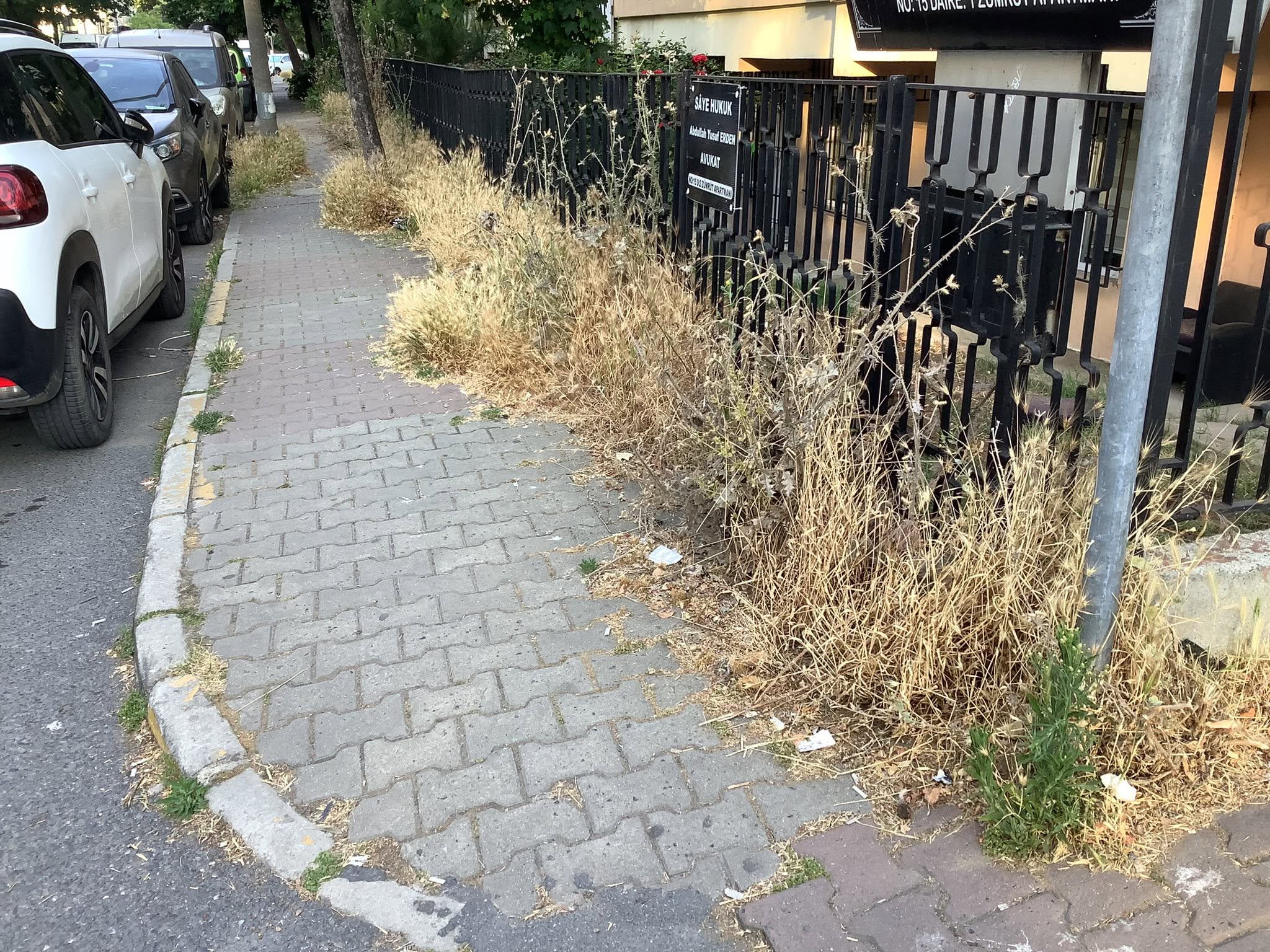 Kaldırımlar Caddelerin Kravatıdır