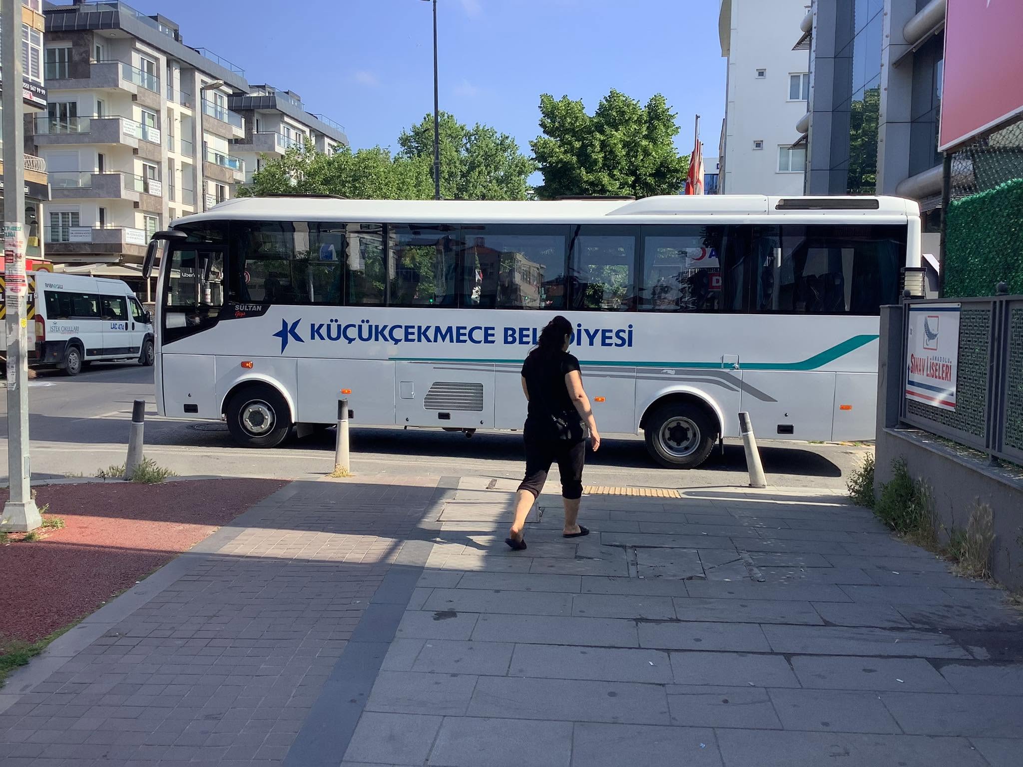 Bakırköy’de Yaya Yolunu Engelleyen Küçükçekmece Belediyesi Aracı Yakışmadı