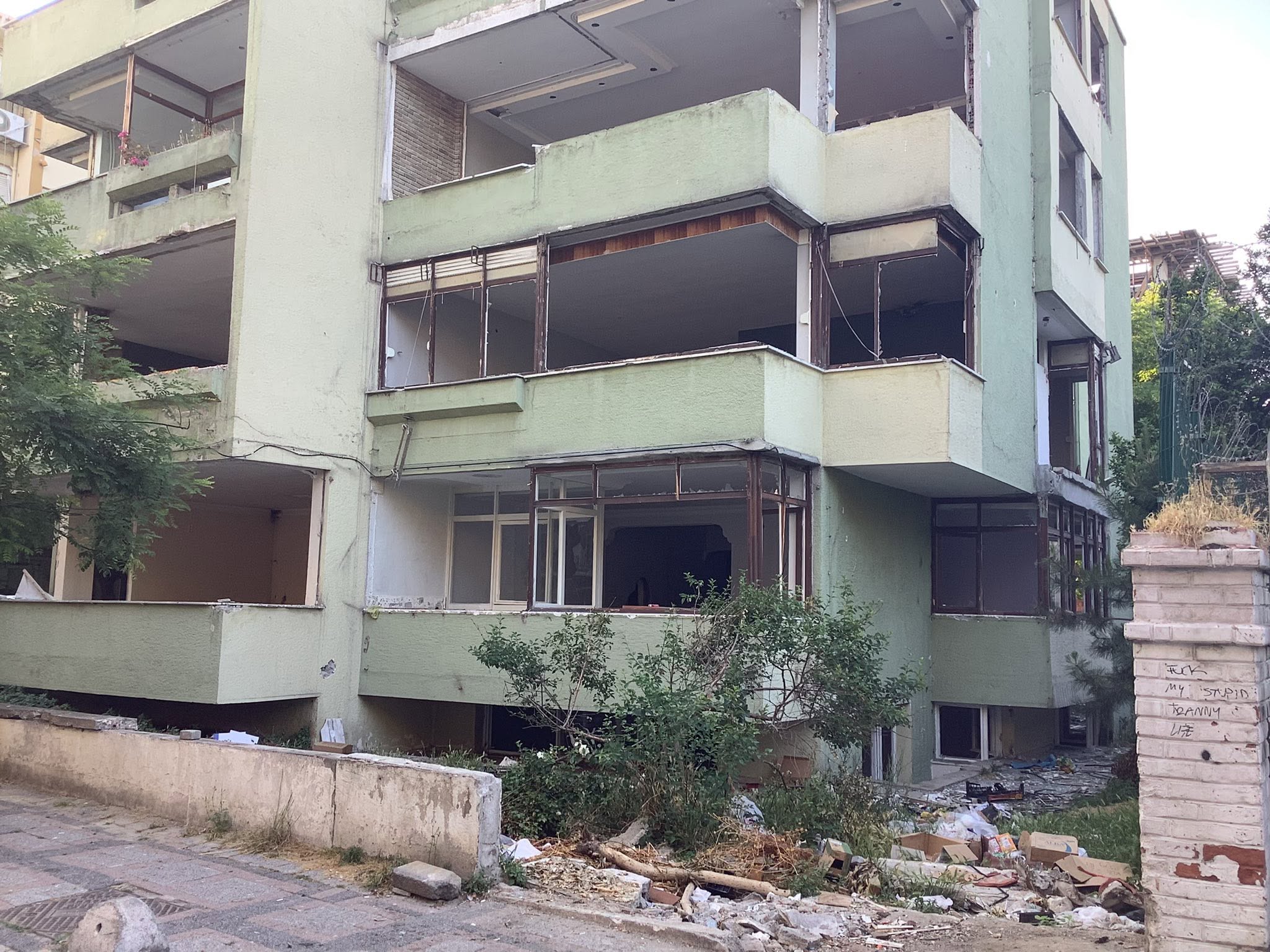 Yeşilköy Dr. Kalangos Sokak’ta Yıkım Var, Güvenlik Önlemleri Yok ?