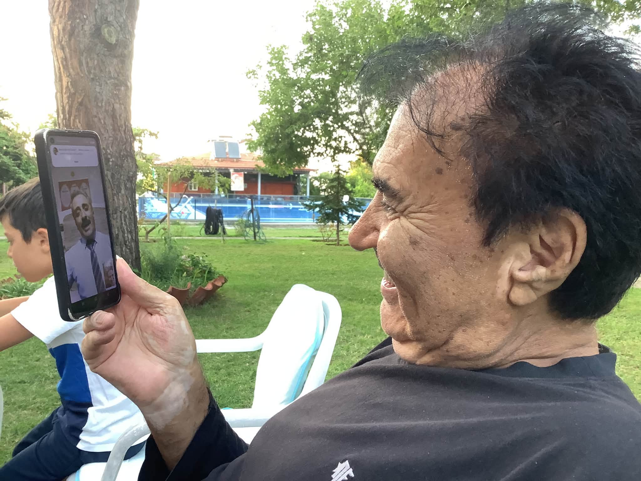 Karslı Ozan Arif Gülcani, Sanatçı Ali Rıza Binboğa’yı Hem Ağlattı Hem Güldürdü