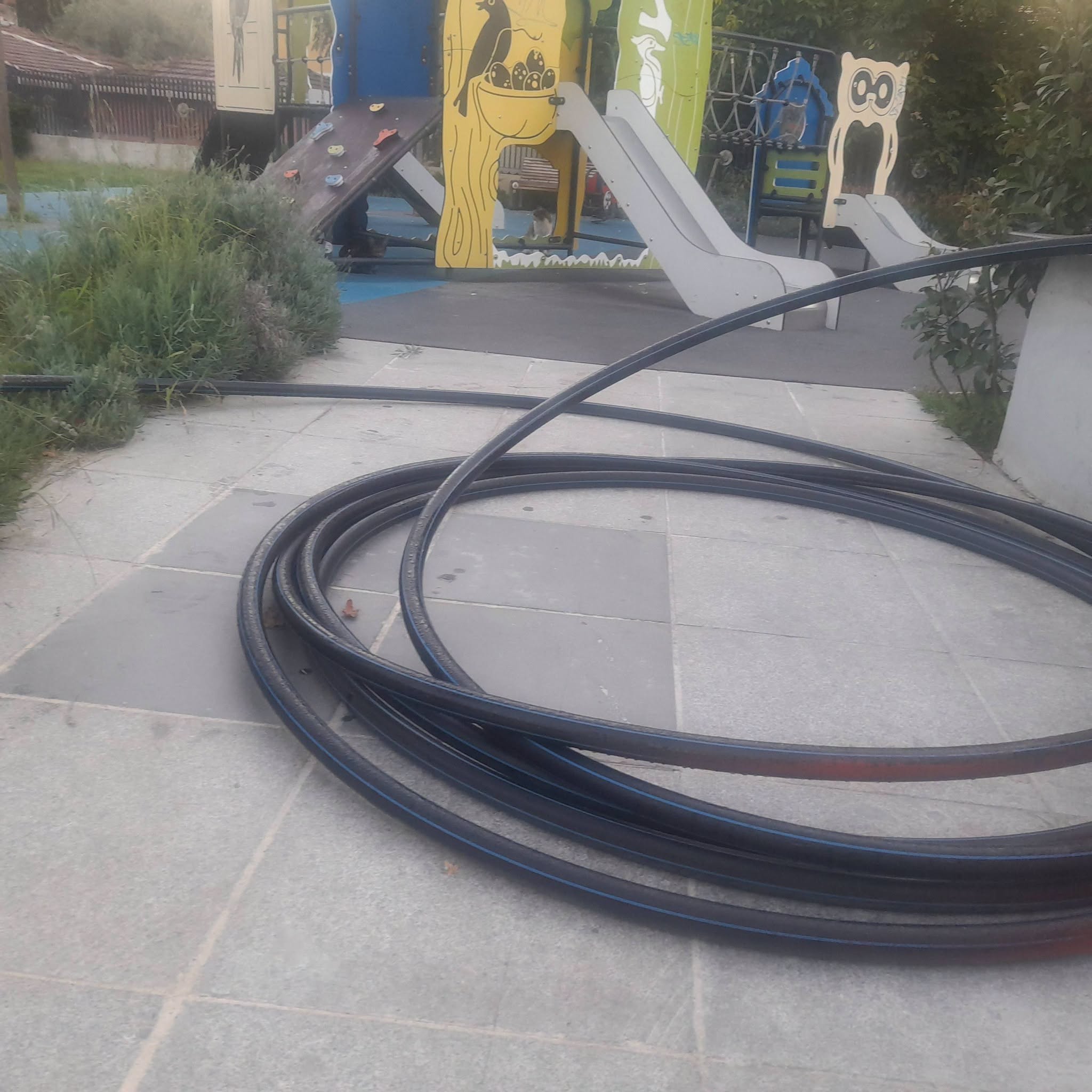 Bakırköy Özgürlük Meydanı’ndaki Çocuk Parkının Yanına Bu Kablo Bırakılmamalıydı?
