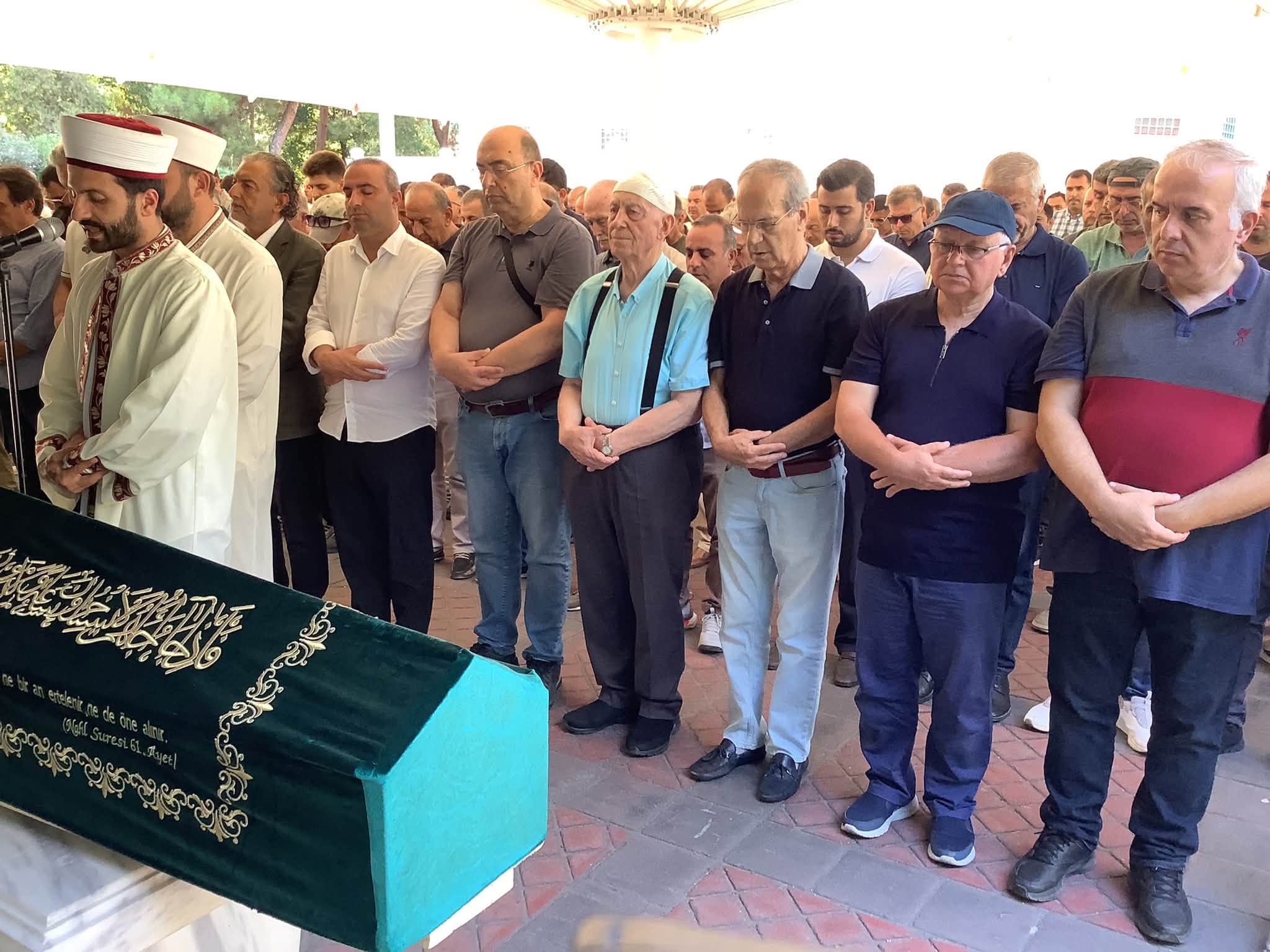 Bakırköy’ün Kanat Önderlerinden Yüksel Akan, 60 Yıllık Eşi Fatma Yüksel Akan’ı Son Yolculuğunda Dostlarıyla Uğurladı